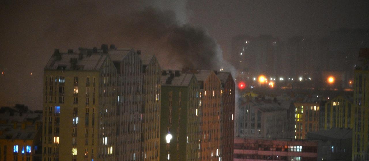 Rauch steigt nach einem russischen Drohnenangriff über Kiew auf