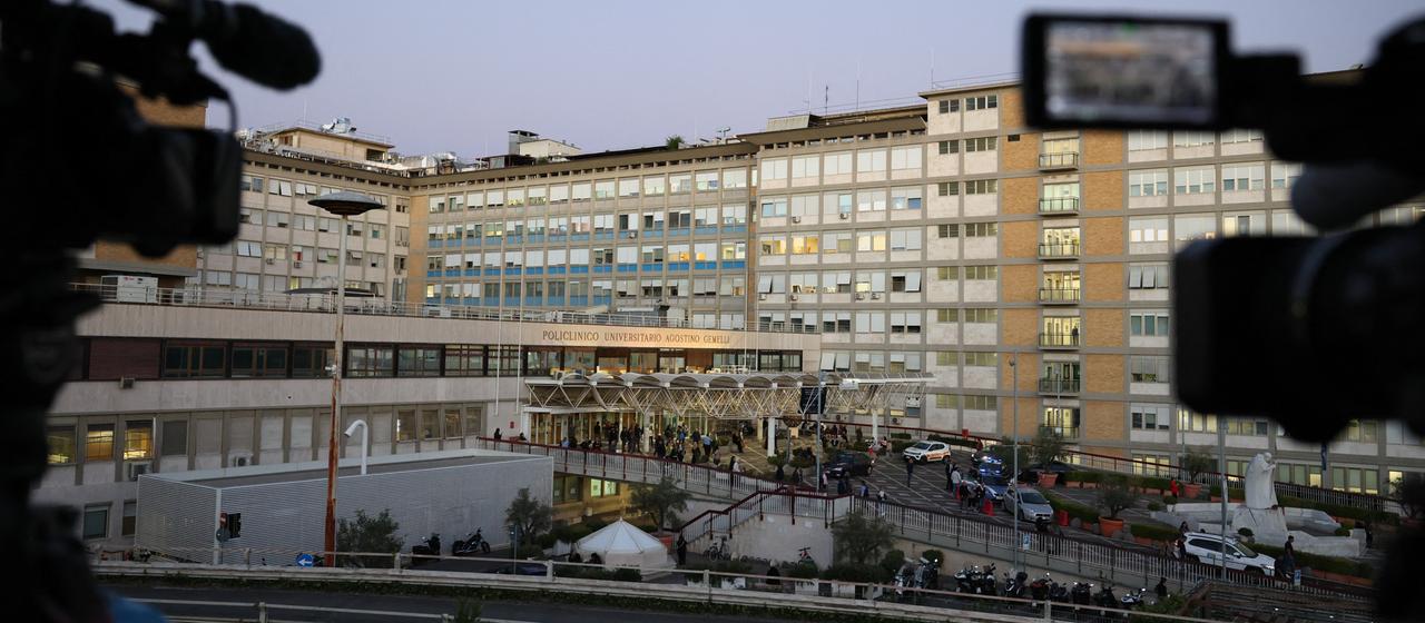 Kameras stehen vor der Gemelli-Klinik, wo der Papst am Nachmittag operiert wurde.