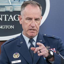 Pentagon-Sprecher Pat Ryder gestikuliert während einer Pressekonferenz