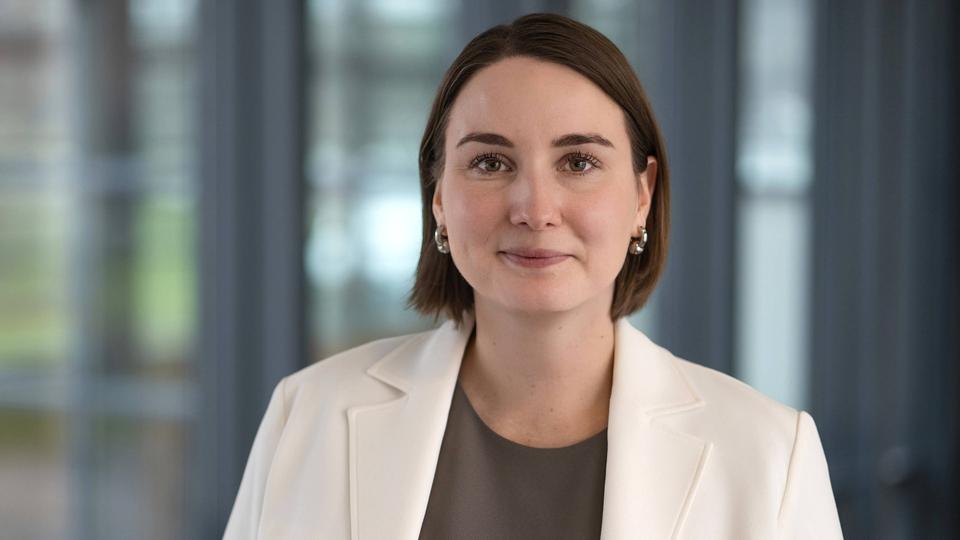Sozialministerin Katharina Schenk schaut in die Kamera.