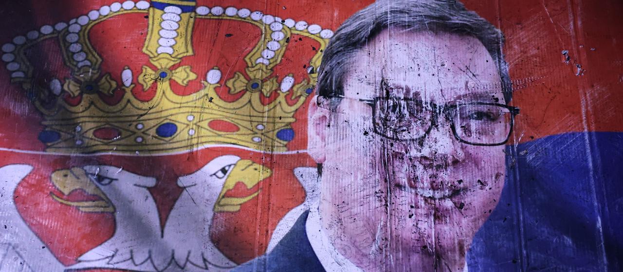 Ein verunstaltetes Plakat von Aleksandar Vucic in Belgrad.