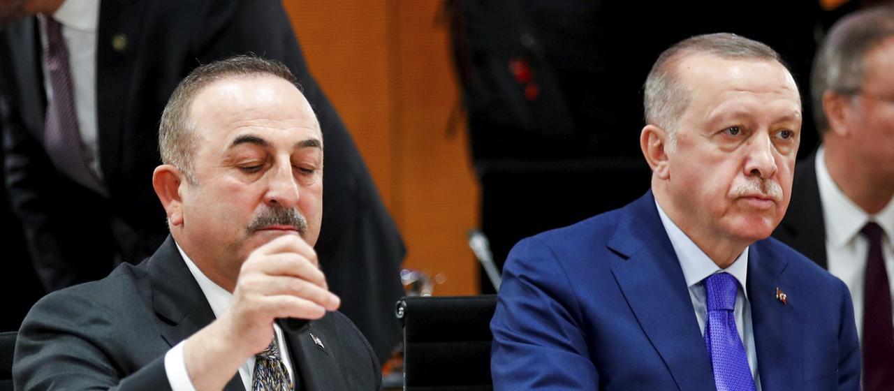 Der türkische Präsident Recep Tayyip Erdogan (r.) und Außenminister Mevlut Cavusoglu (Archivbild).