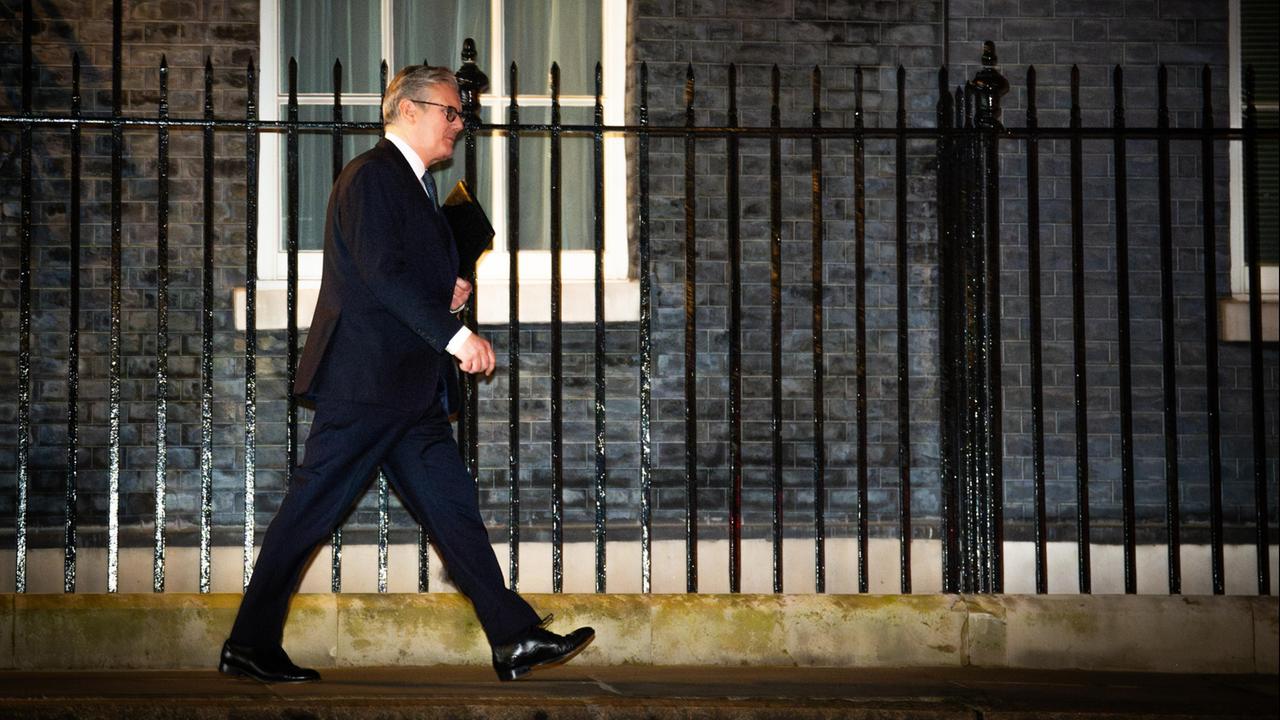 Den Montag hat der britische Premier Starmer politisch überlebt