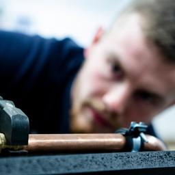 Heizungbauer bei der Arbeit