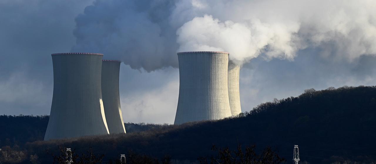 Dampf steigt aus den Kühltürmen im Kernkraftwerk Mochovce.