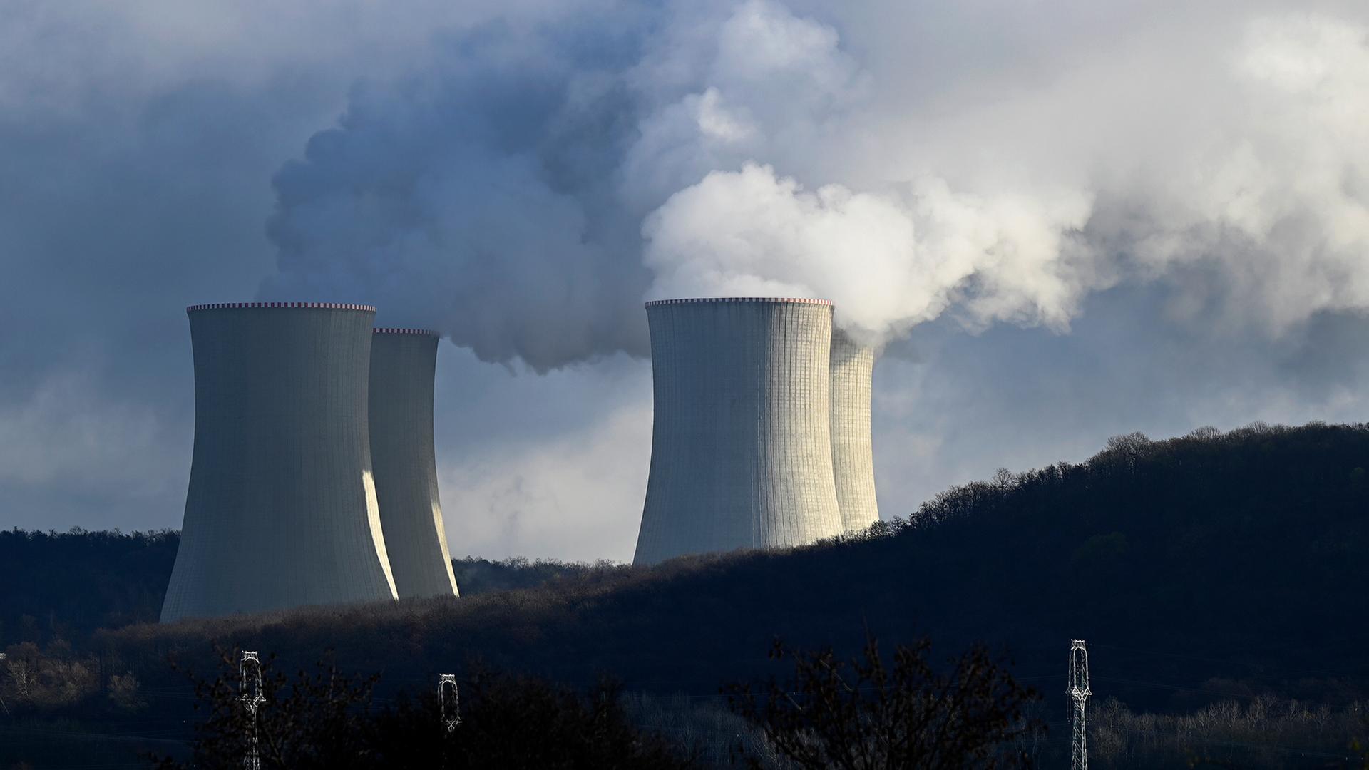 Dampf steigt aus den Kühltürmen im Kernkraftwerk Mochovce. | picture alliance/dpa/TASR