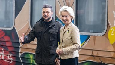 Wolodymyr Selenskyj, Präsident der Ukraine, empfängt Ursula von der Leyen, Präsidentin der Europäischen Kommission, am Bahnhof. (Bild vom 4.11.2023)
