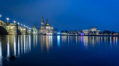 Die Altstadtsilhouette von Dresden in Sachsen spiegelt sich in der Elbe.