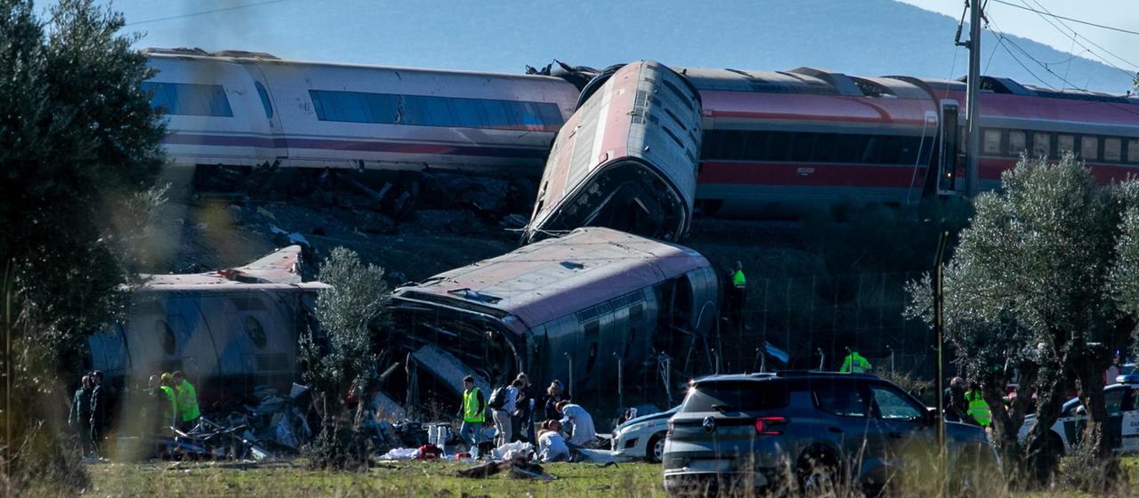 Blick auf den Unfallort einer Kollision zwischen zwei Zügen in Urda (Spanien).