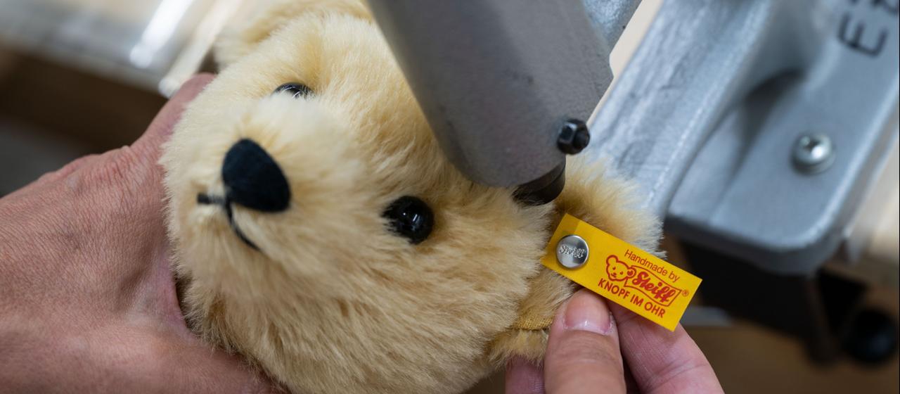 Ein Plüsch-Teddy der Firma Steiff wird genäht.