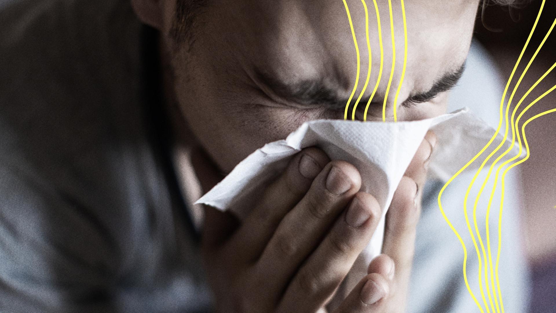 Eine Person niest in ein Taschentuch. | BR, Johanna Schlüter