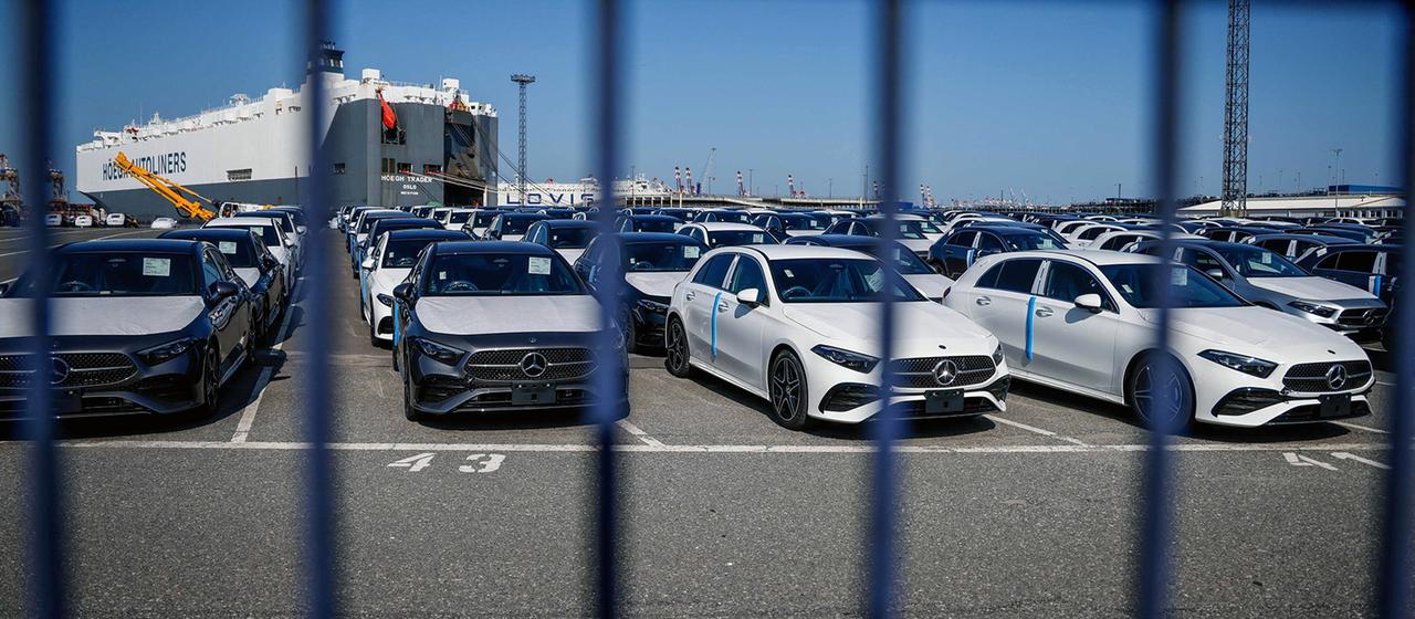 neuwagen stehen in Bremerhaven am Hafen
