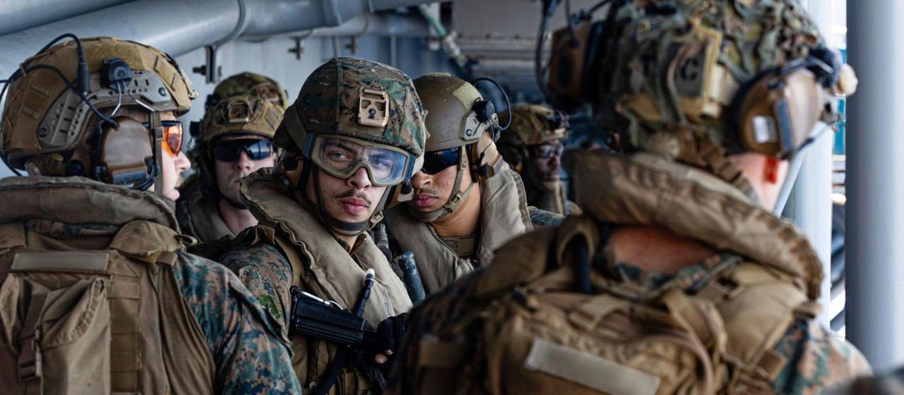 Dieses Bild aus einem vom U.S. Central Command zur Verfügung gestellten Video zeigt US-Marines an Bord der USS "Tripoli" bei ihrer Ankunft am 27. März 2026.
