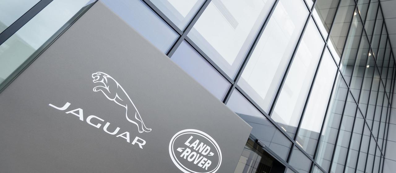 Jaguar Land Rover-Logo | dpa Jaguar Land Rover-Logo