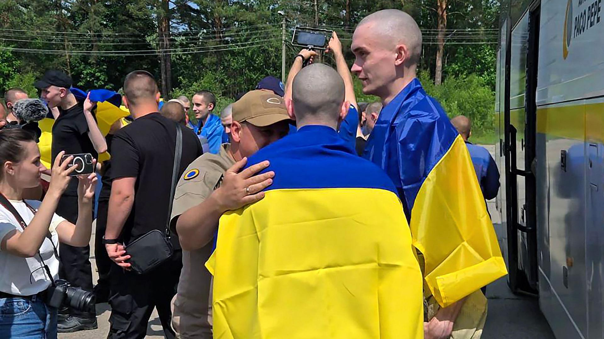 Ukrainische Kriegsgefangene, die von Russland im Rahmen der in Istanbul getroffenen Austauschvereinbarung freigelassen wurden, steigen aus einem Bus aus (Foto des ukrainischen Präsidialamts)