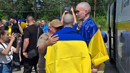 Ukrainische Kriegsgefangene, die von Russland im Rahmen der in Istanbul getroffenen Austauschvereinbarung freigelassen wurden, steigen aus einem Bus aus (Foto des ukrainischen Präsidialamts)