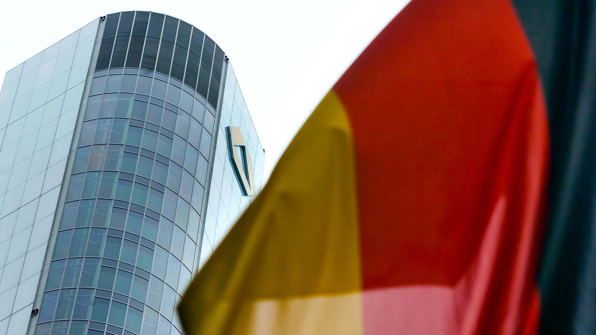 Eine Deutschlandfahne vor der Zentrale der Commerzbank in Frankfurt (Archivbild) | picture alliance / dpa