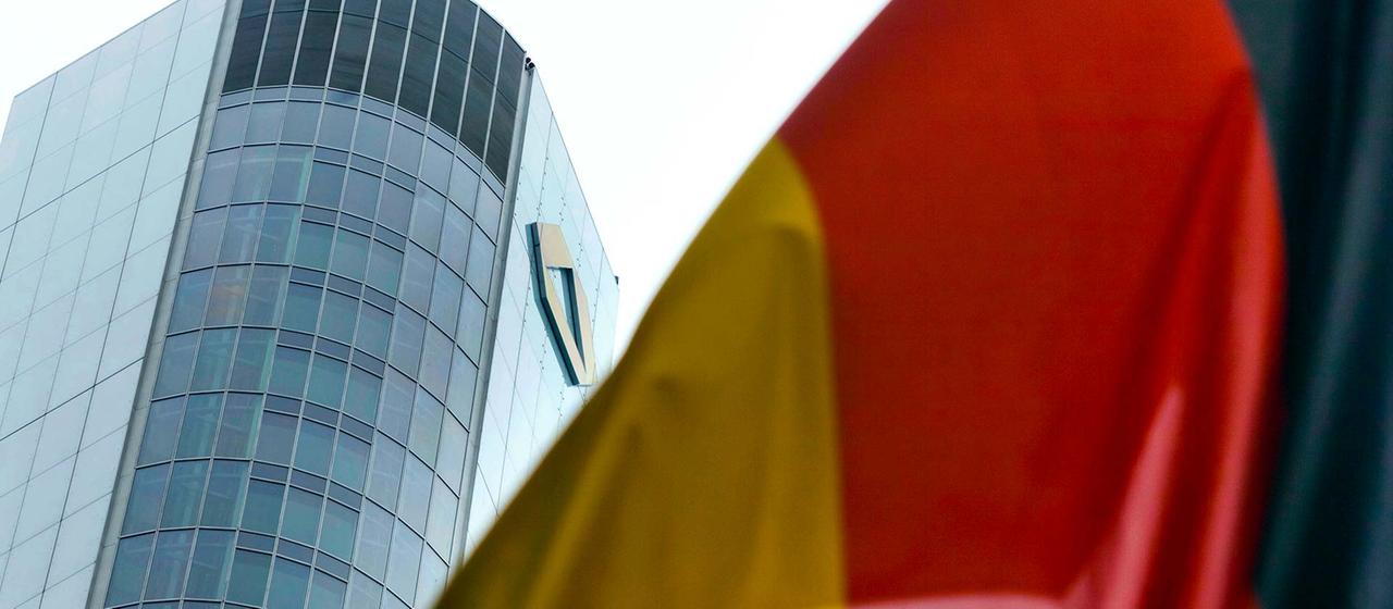 Eine Deutschlandfahne vor der Zentrale der Commerzbank in Frankfurt (Archivbild)