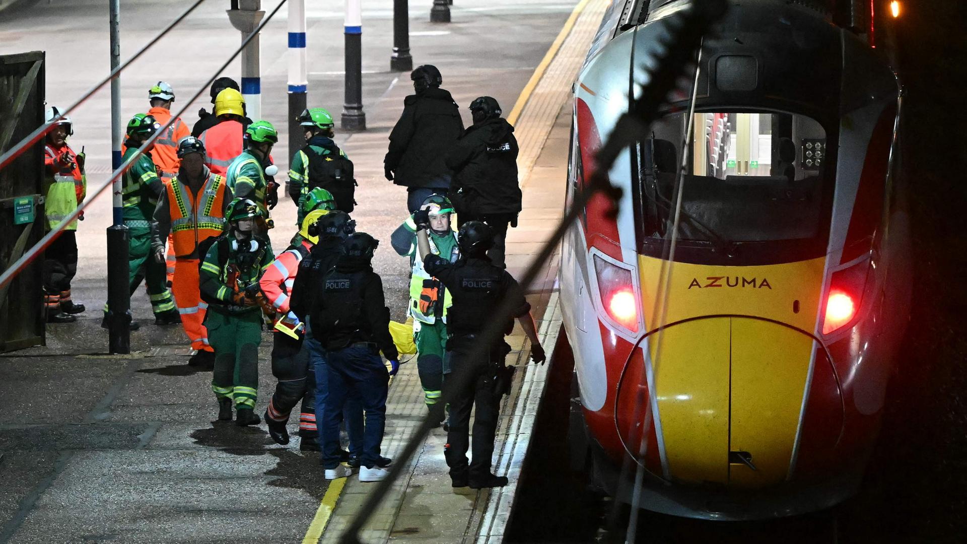Polizisten und Rettungskrfte stehen neben einem Zug am Bahnhof | AFP