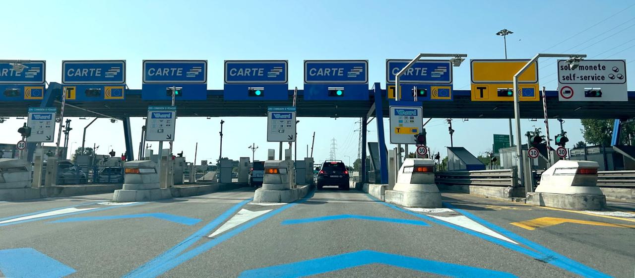 Eine Mautstelle auf der Autostrada zwischen Mailand und Vares