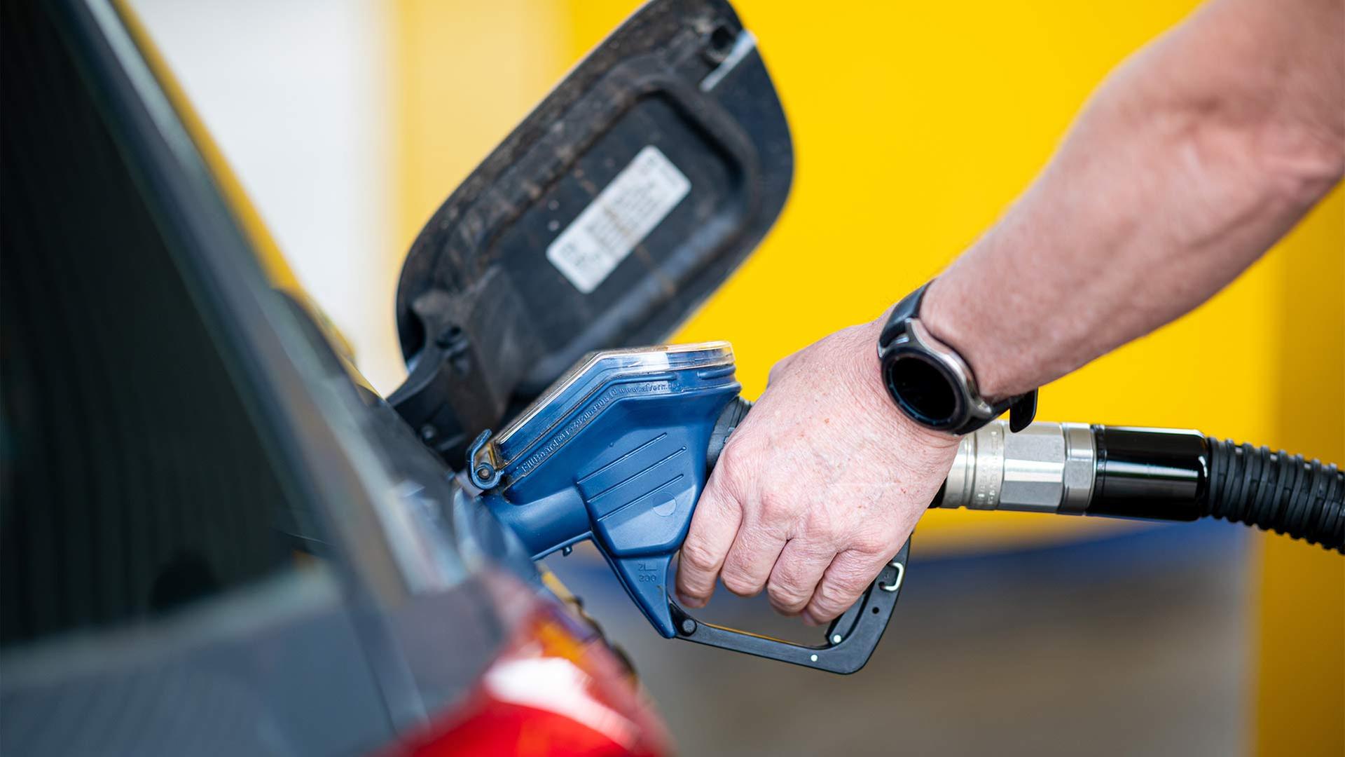 Eine Person beim Betanken eines Autos. | picture alliance/dpa