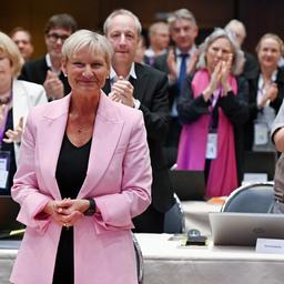 Kirsten Fehrs (im rosa Jackett) ist zur Ratsvorsitzenden der Evangelischen Kirche in Deutschland (EKD) gewaehlt worden.