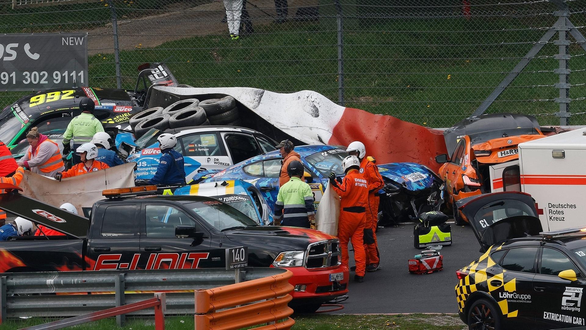 Insgesamt sieben Rennautos waren an dem Unfall auf dem NÃ¼rburgring beteiligt. | IMAGO, IMAGO / Jan Huebner