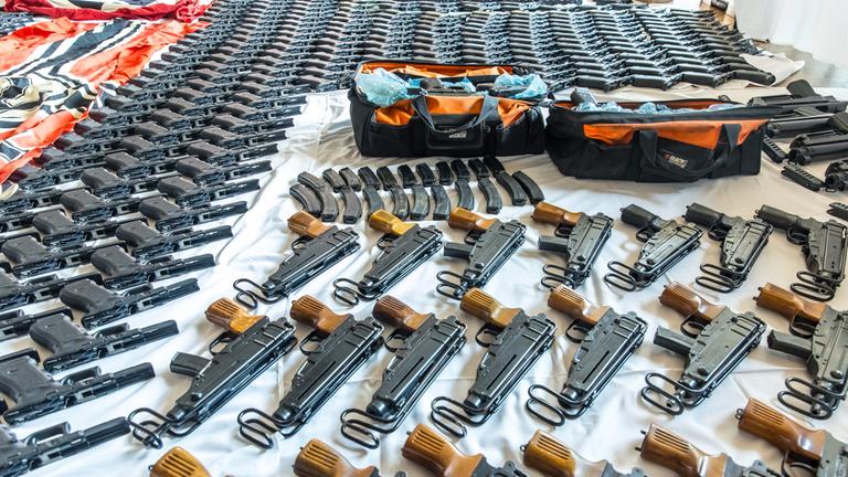 Dieses vom Bundesministerium für Inneres in Österreich zur Verfügung gestellte Foto zeigt von den Sicherheitsbehörden sichergestellte Waffen, Munition und NS-Devotionalien auf einem undatierten Polizeibild.