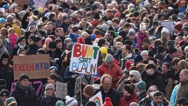 Menschen demonstrieren in München gegen rechts