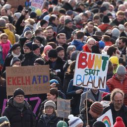 Menschen demonstrieren in München gegen rechts
