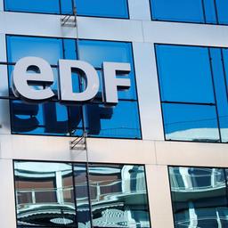 Logo des französischen Energieversorgers EDF an einer Hausfassade