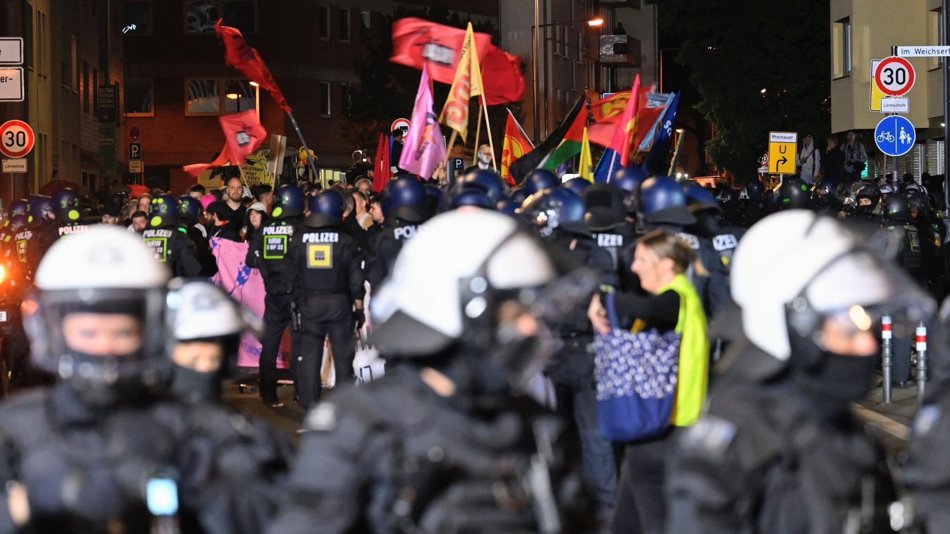 Teilnehmer (hinten) werden bei einem 