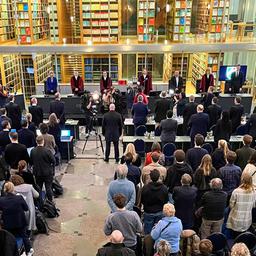 Eine Gesamtansicht zeigt den Beginn des Prozesses des Bundesamtes für Verfassungsschutz gegen die Partei AfD im Oberverwaltungsgericht in Münster