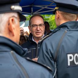 Alexander Dobrindt unterhält sich bei seinem Besuch an einer Grenzkontrollstelle mit Polizeibeamten.