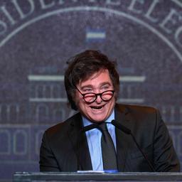 Javier Milei spricht in Buenos Aires zu Unterstützern nach seinem Wahlsieg in Argentinien.