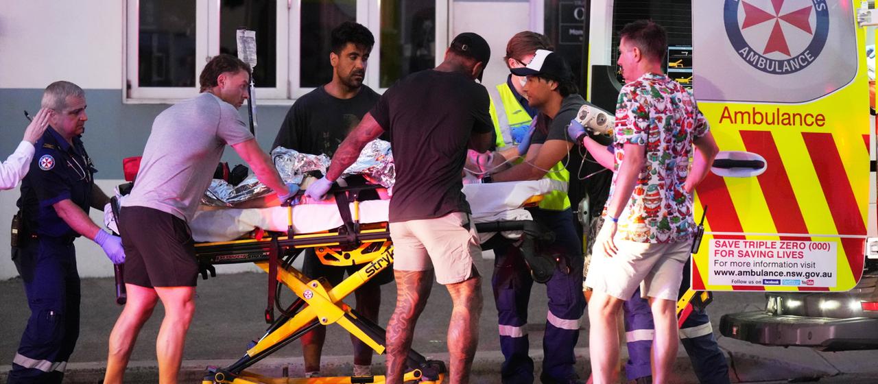 Eine Verletzte Person wird auf einer Trage abtransportiert. | AP Eine Verletzte Person wird auf einer Trage abtransportiert.