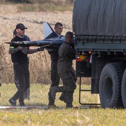 Reste einer Drohne werden in Polen in einen Lkw geladen.