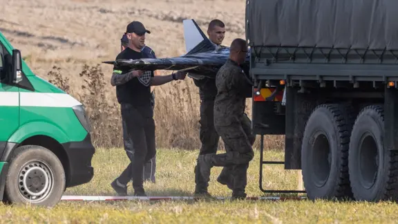Die Überreste einer Drohne werden in Polen auf einen LKW verladen.