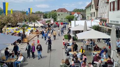 Menschen halten sich auf einer für den Autoverkehr gesperrten Straße auf.