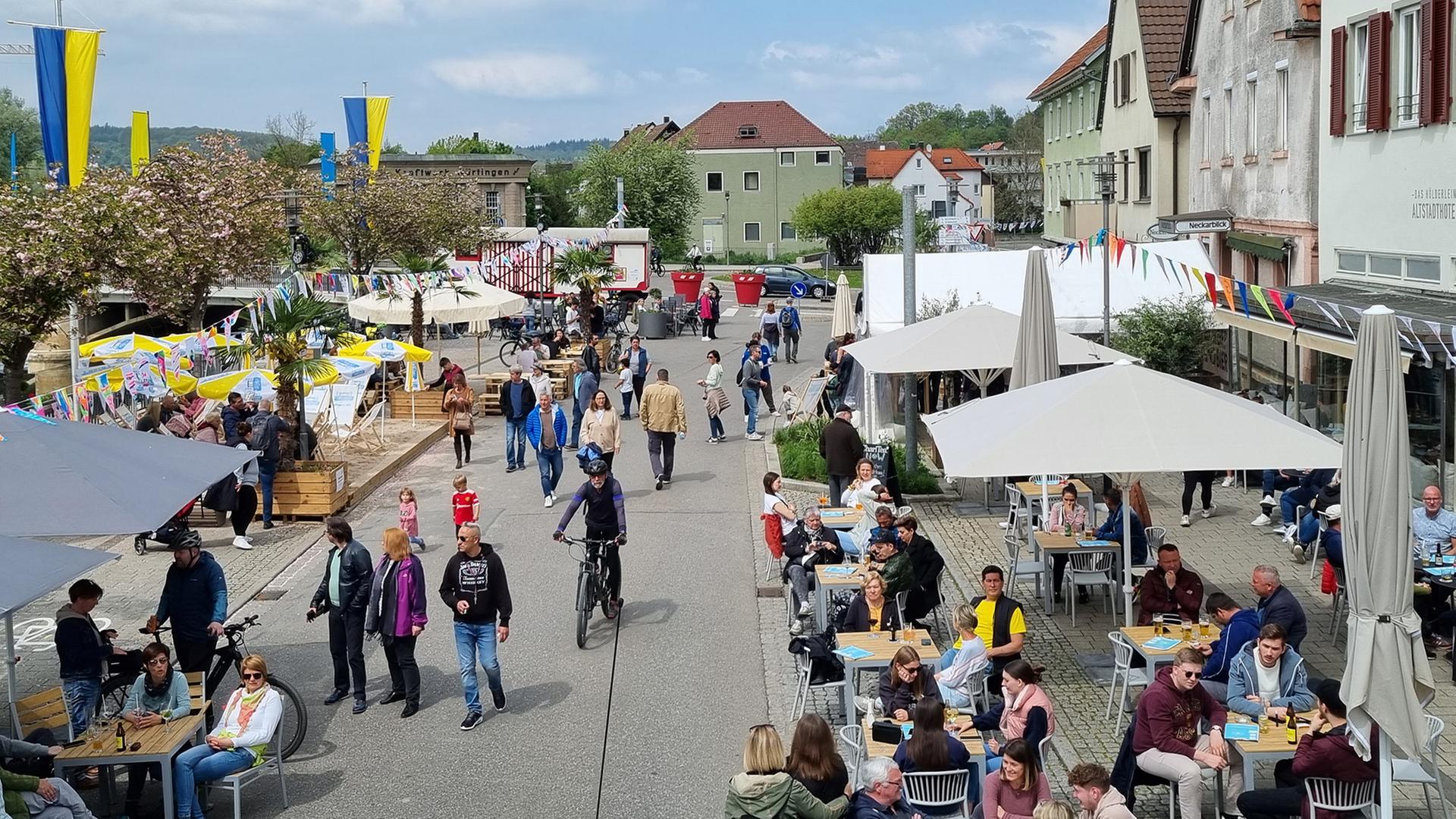 Menschen halten sich auf einer für den Autoverkehr gesperrten Straße auf. | Stadt Nürtingen
