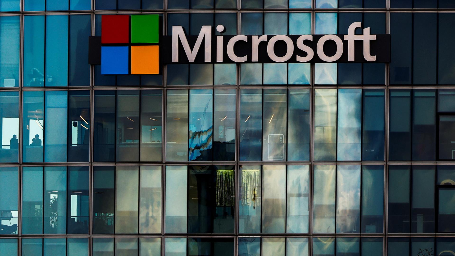 Die Fassade eines Bürogebäudes von Microsoft in Paris. | REUTERS