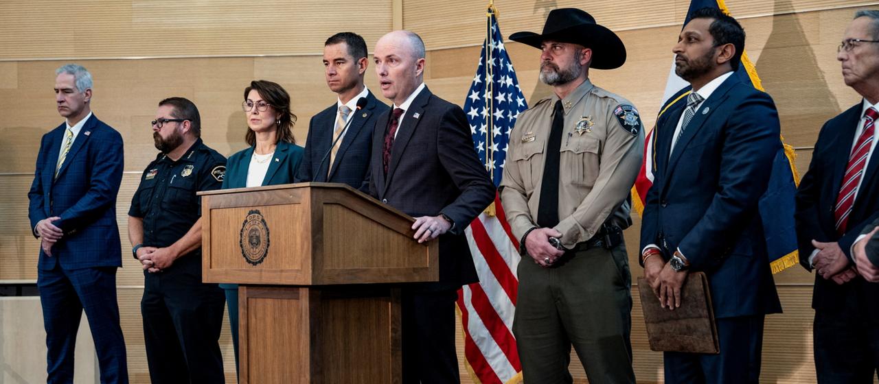Der Gouverneur von Utah, Spencer Cox, äußert sich zur Festnahme nach dem Attentat auf Charlie Kirk. | REUTERS Der Gouverneur von Utah, Spencer Cox, äußert sich zur Festnahme nach dem Attentat auf Charlie Kirk.