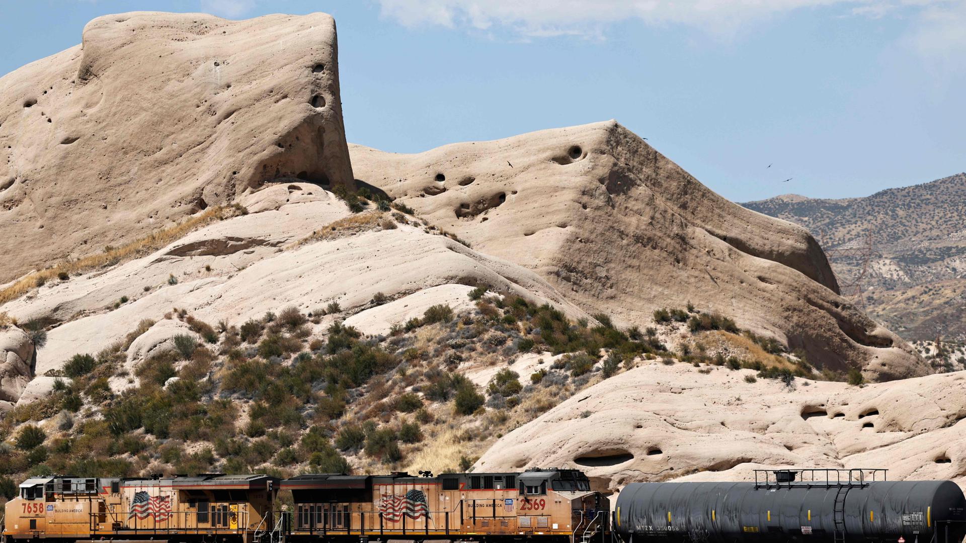 Ein GÃ¼terzug fÃ¤hrt an den Mormon Rocks entlang des Cajon-Passes in der NÃ¤he der San-Andreas-Verwerfung in Kalifornien vorbei. | Getty Images via AFP