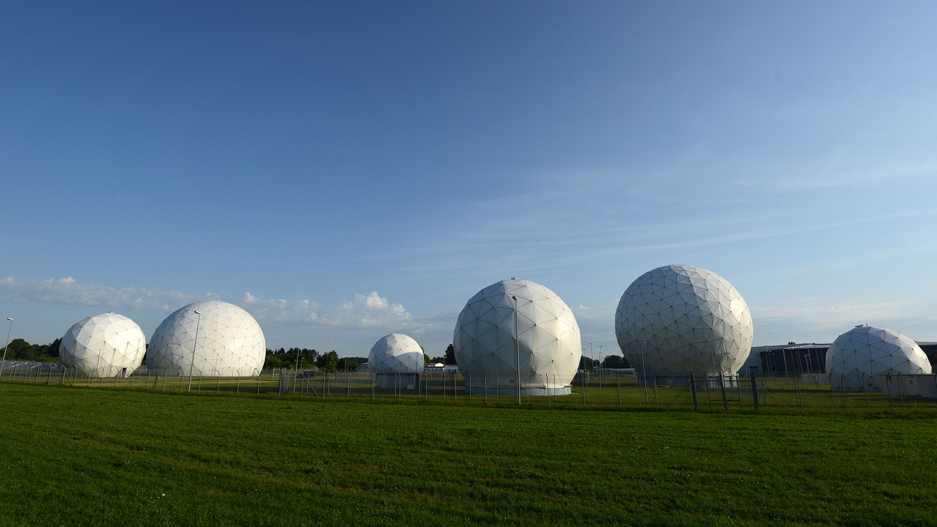 Radarkuppeln (Radome) stehen auf dem Gelände der Bad Aibling Station bei Bad Aibling (Bayern). (Archivbild vom 06.08.2013 )