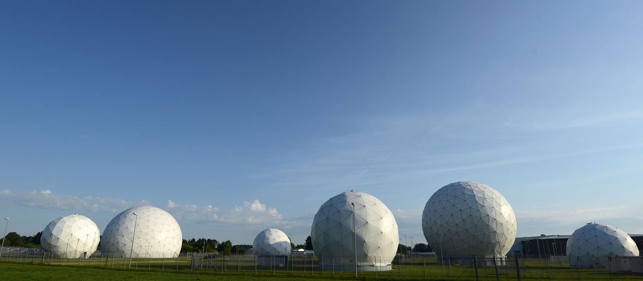 Radarkuppeln (Radome) stehen auf dem Gelände der Bad Aibling Station bei Bad Aibling (Bayern). (Archivbild vom 06.08.2013 )