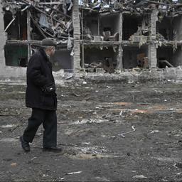 Ein Mann geht eine Straße in Saporischschja entlang.