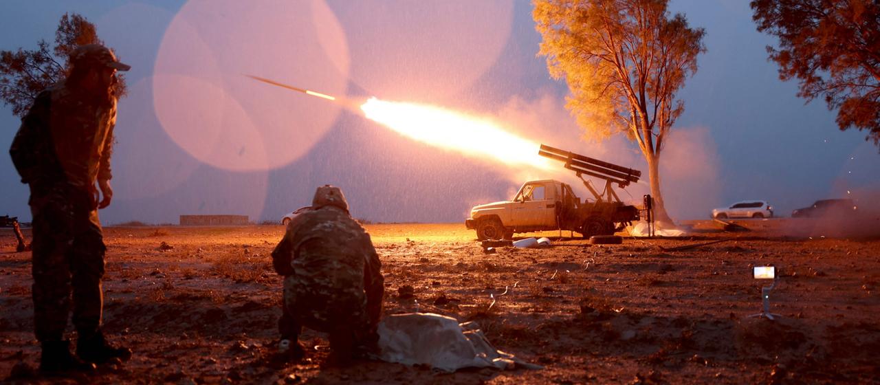Syrische Regierungstruppen feuern eine Rakete auf kurdische Streitkräfte in der Nähe von Dibsi Faraj ab