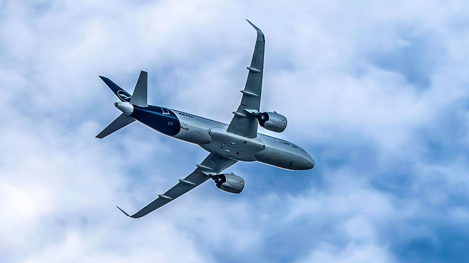 Ein Airbus A320  am Himmel über München. | picture alliance / Wolfgang Mari