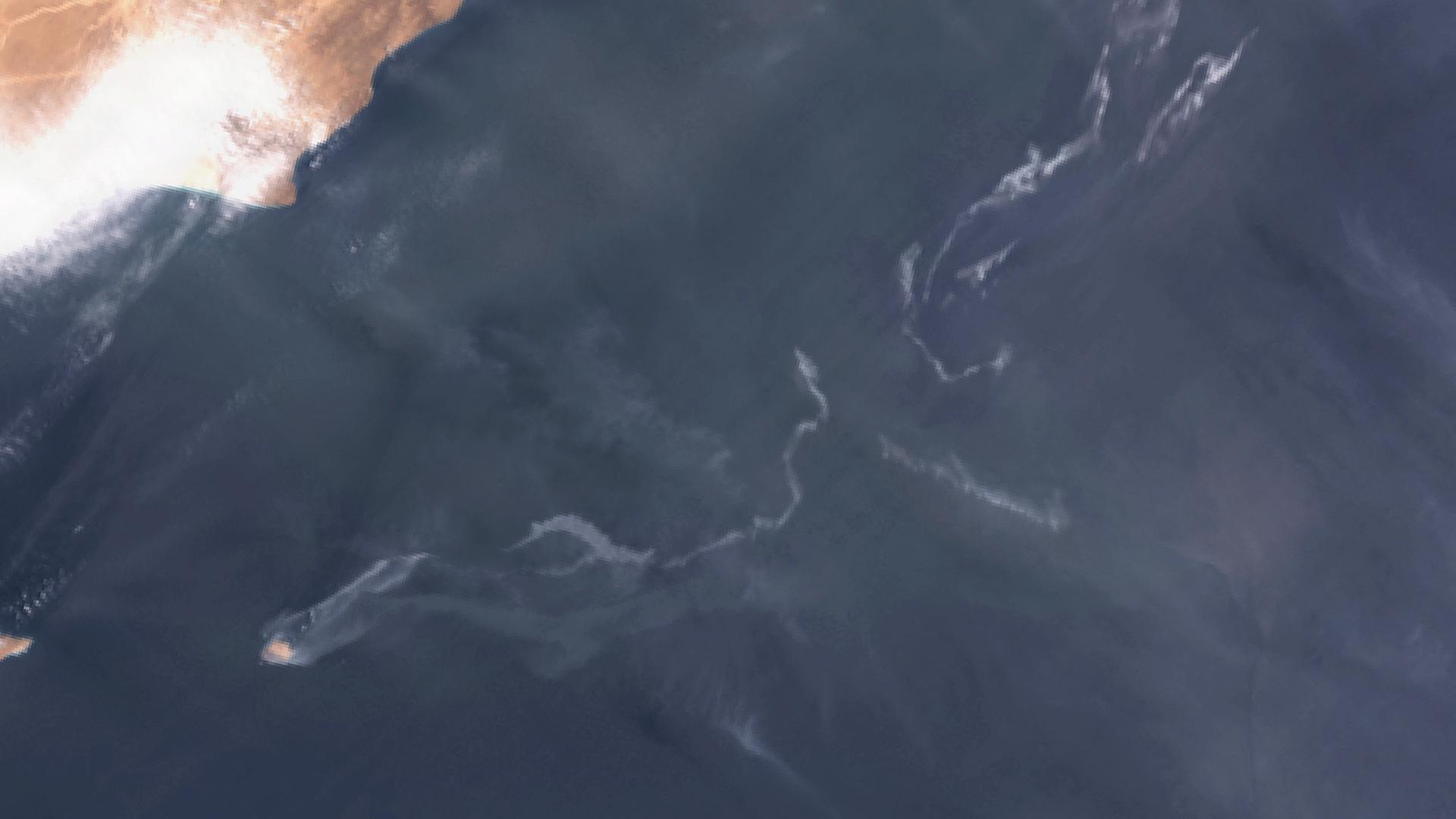 Beschädigter Tanker: Ölteppich vor Oman breitet sich weiter aus