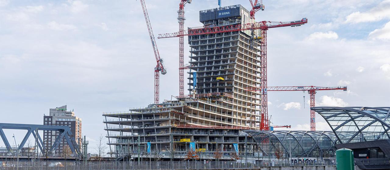 Die Baustelle des Elbtowers an den Elbbrücken in der Hafencity.a